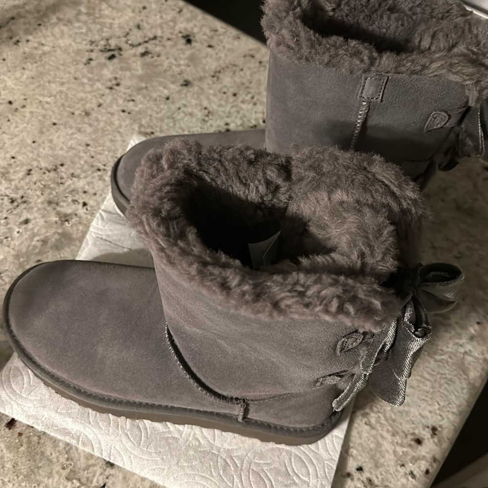 UGG Gray Boots
Size 9 
Smoke free & pet free house.
Half size too small for me.